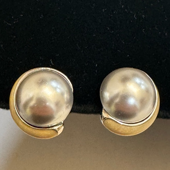 Jewelry - CLIP ON EARRINGS grey faux pearl and enamel on silver tone backing Vintage 80s